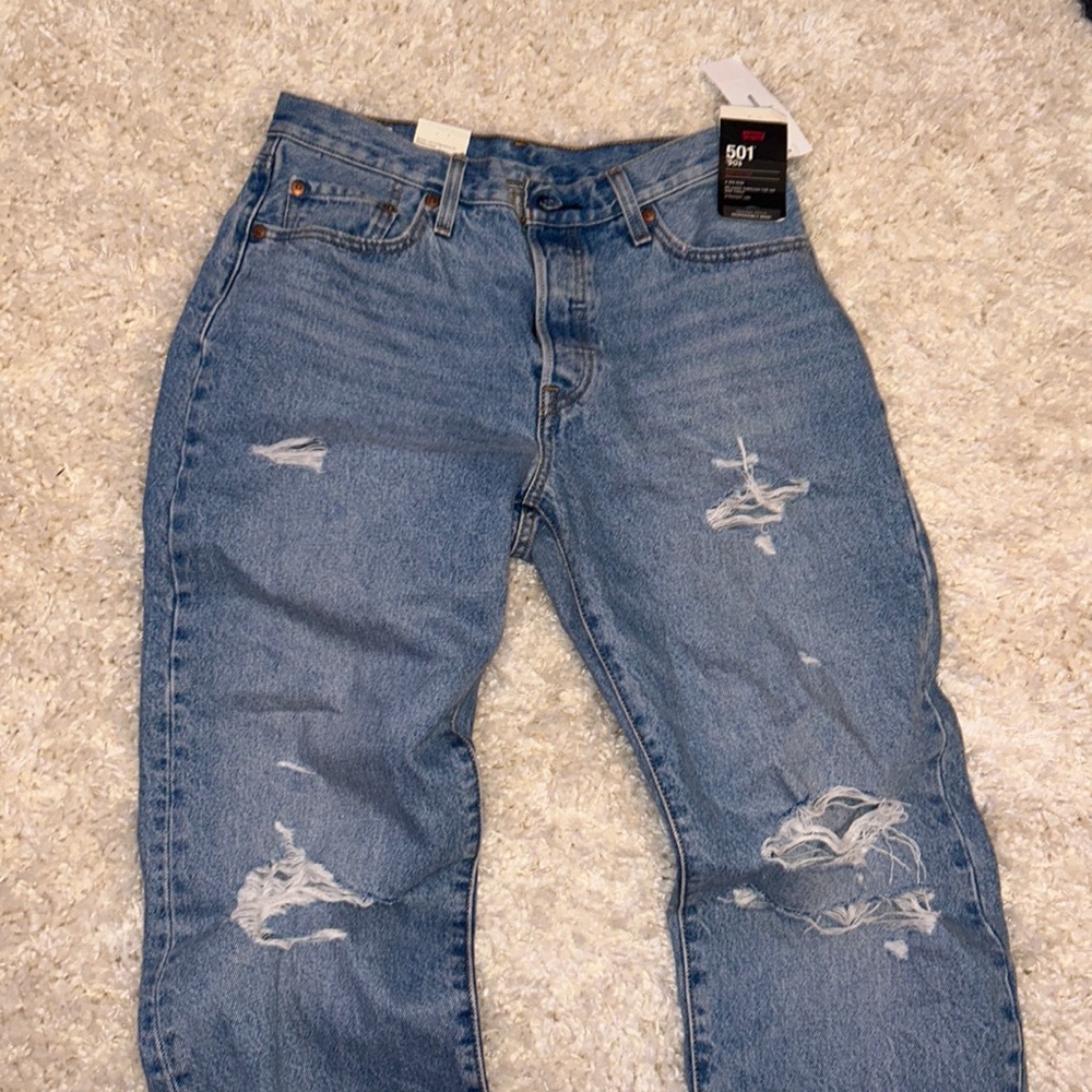 Brand new urban outfitters levi 401 mindrise wedium wash jeans! size 28